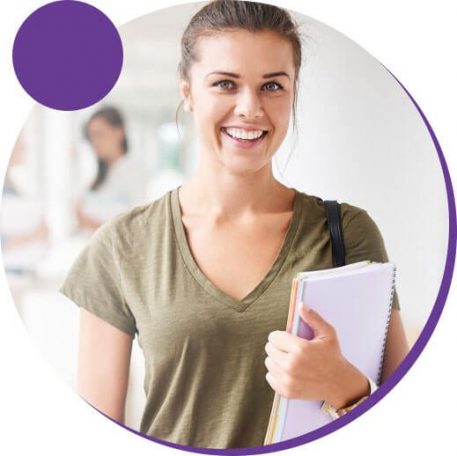 Estudante sorrindo com materiais de estudo