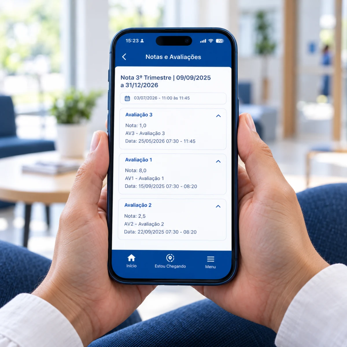 Consulta de notas e avaliações no aplicativo Mentor Mobile em um celular segurado pelas mãos